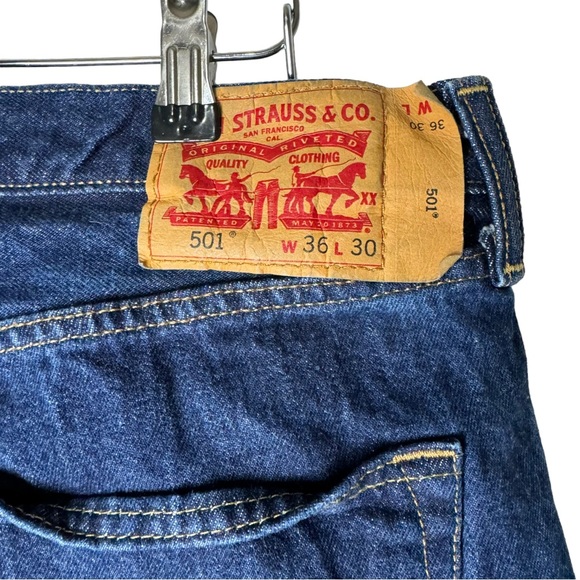 LEVI’S Men’s 501 36 x 30 Original Straight Leg Button Fly Dark Blue Wash Jeans - Picture 3 of 8